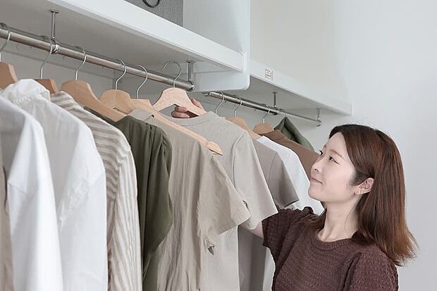 【【ウォークインクロゼット】】大容量のクロゼットで、おしゃれ好きの家族の衣類から季節家電までしっかり収納できます。