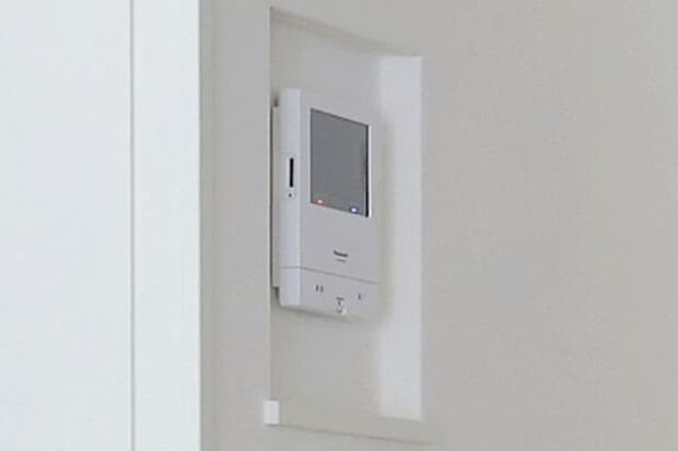 【【ドアホンニッチ】】来客対応・玄関施錠用のドアホンは直に壁掛けにせず埋込式ニッチに。体とのぶつかりがなく、ニッチにはカギなども置け便利です。