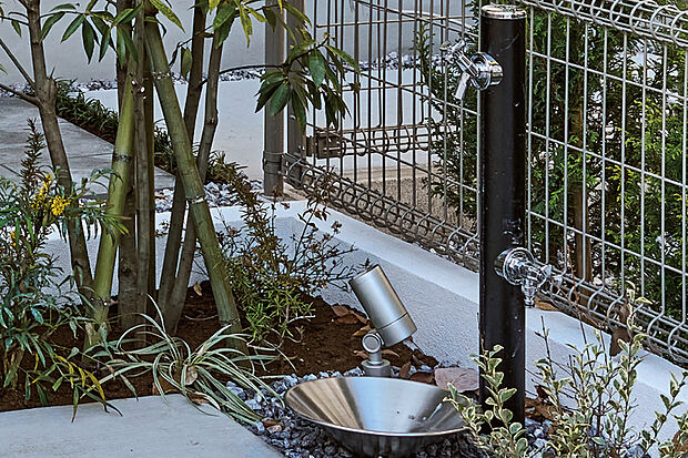 【外水栓】植栽への水やりはもちろん、洗車にも利用できます。