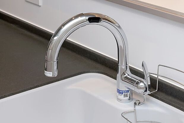 【【タッチレス蛇口一体型浄水器「LC」】】レバーに手を触れなくても吐水・止水ができる、キッチン用タッチレス水栓。手が汚れているときでも、水栓を汚さずに手や食器を洗える便利なアイテムです。