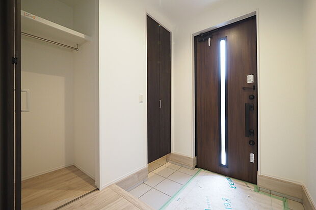 【　玄関　】
SCLとクローゼット収納を備えた収納充実の玄関ホール