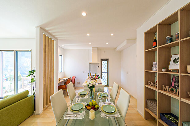 【【 住協建設の施工例 】】柔らかな温もりが溶け込むナチュラルLDK。木材のカラーアクセントを活かした造作たちが、家族団らんの時間を見守ります。