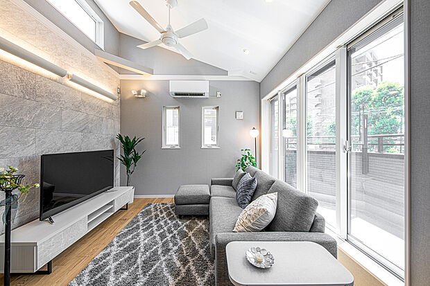 【内観 施工事例】開放感と上質感あふれるリビング。自由設計だから壁紙や窓の形状・位置、スイッチや照明などディテールまで家族好みで設計を楽しめます（建物面積：92.16m2　建物価格：2330万円）