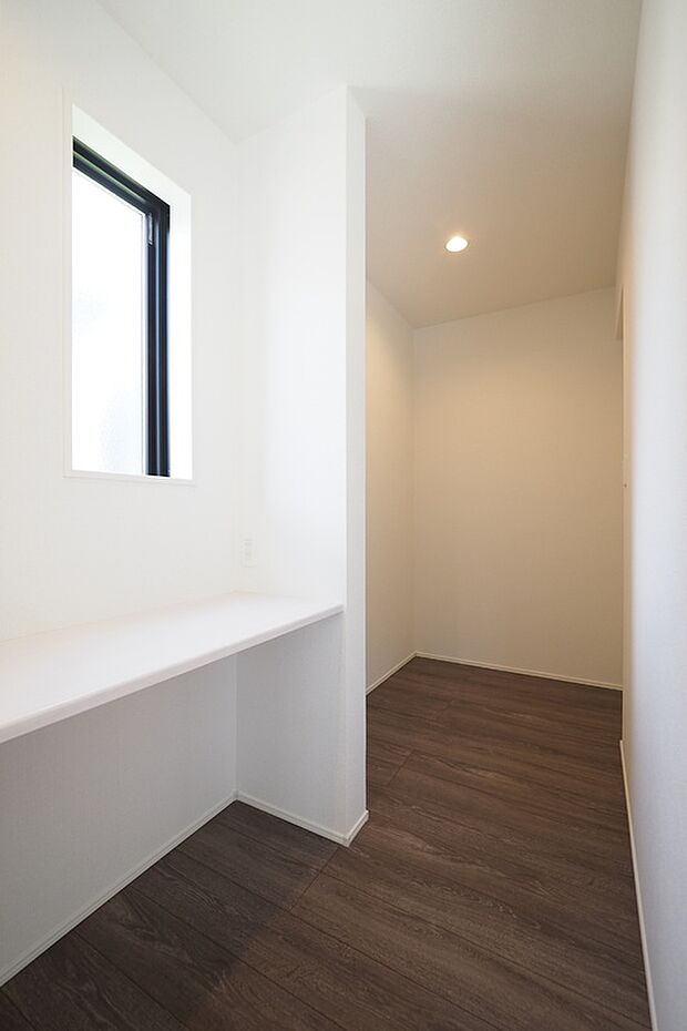 【LDK】2way仕様の大型収納スペース。ワークカウンターを備え、家事に便利な空間です