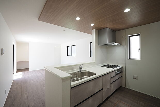 【キッチン】折下天井を設けたカフェテイストのオープンキッチン