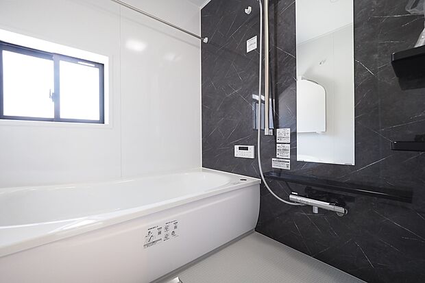 【浴室】ダーク調のアクセントパネルが生み出す、上質なホテルライク。ゆったりと余裕のある1坪バスルームです