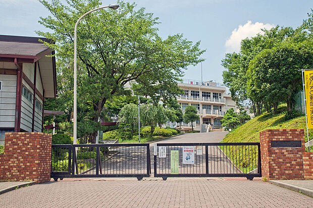 所沢市立上山口中学校(約640m)
