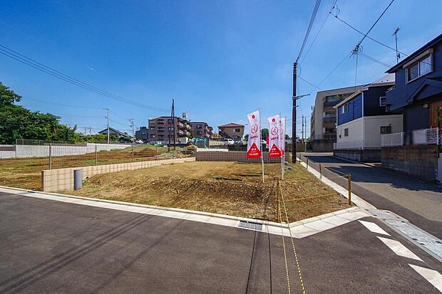 通勤通学まで便利な駅まで徒歩8～9分の立地。利便性を享受しながらも、閑静な環境で快適に過ごすことができる住環境です。