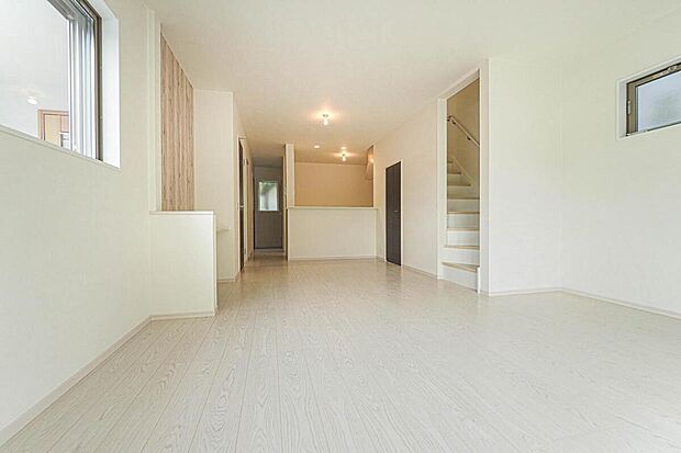 ＬＤＫ19.12帖のゆとりある広さ。ソファーやダイニングテーブル等も余裕をもって配置できる広さです。