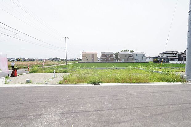 ４号区　北側4.5ｍ新設道路と東側5ｍ公道に面した開放感ある角地。