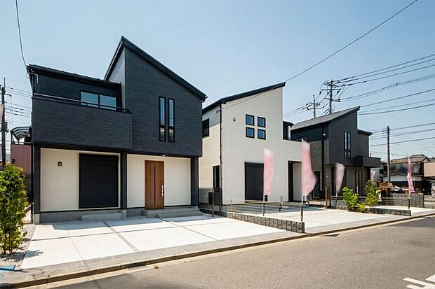 現地ご見学予約、資料請求などお気軽にお問い合わせください。（写真　右から１号棟、２号棟、３号棟）