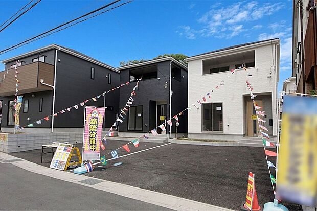 本日も現地ご見学可能です。／販売現地　外観（写真右側から１号棟、２号棟）