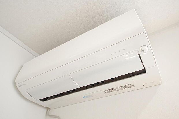 【約20畳用のエアコン】約20畳用のエアコンを設置。外出先からスマホで操作でき、涼しいお部屋に帰宅することが可能。外出時に停電でエアコンが停まっていないかを確認でき、停まっていたら起動させることもできるので、ペットがいるご家庭でも安心です。