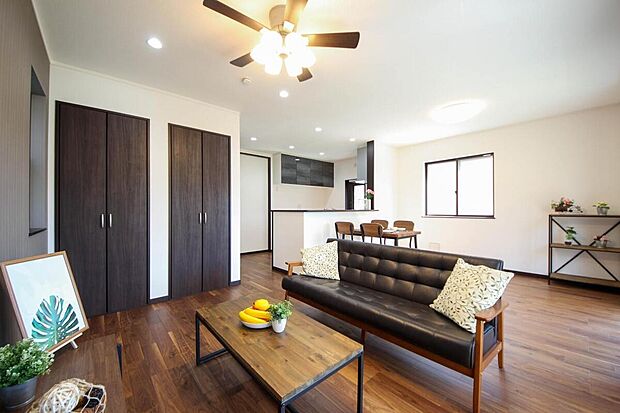 【住協建設/施工例】美しい木目が落ち着いた印象の、まるでカフェのようなリビング。あたたかなご家族団らんのお時間を。