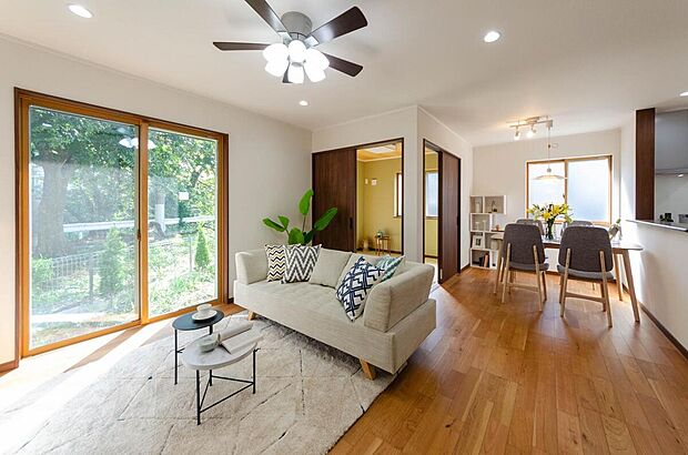 【住協建設／施工例】大きな窓から心地よい自然光が入るリビング。一角に和室を設けることで、使い勝手の良い便利な空間に。