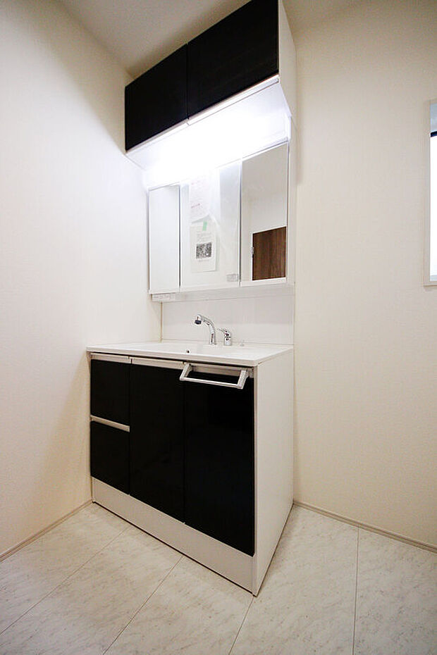 【使いやすさ重視の洗面台を設置した棟もございます。】写真 18号棟