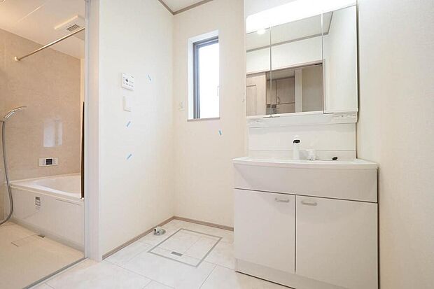 【洗面室】3面鏡シャンプードレッサー付きの洗面室