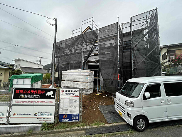 現地外観写真（2026年8月撮影）カースペースは3台駐車可能！（車種によります）200m2越えの広々敷地となっております♪南庭付きの広い物件です　