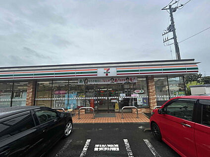 セブンイレブン伊勢原笠窪店 266m