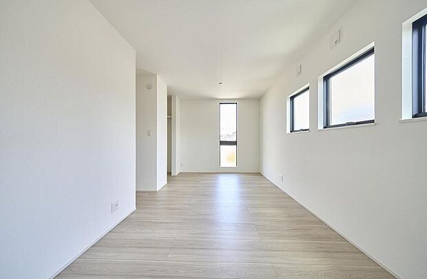 間仕切り次第で1部屋から2部屋に変更可能な仕様です。お子様の成長やライフスタイルの変化に合わせ、柔軟にお部屋の数を変えられます。