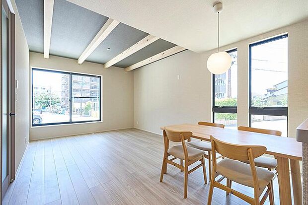 【C棟】現地(2026年5月)撮影
約2.7mの天井高はLDをさらに広く演出します。ご家族みんながリラックスして生活できる理想のリビングです。