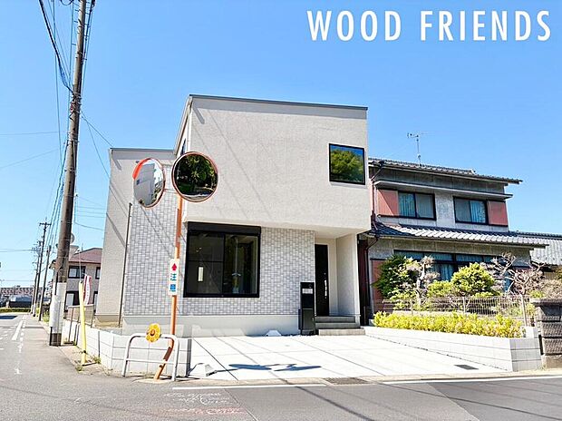 直線的な立体を交差させることにより、ダイナミックさが感じられる外観。
グレーや淡いベージュを取り入れることで飽きの来ないデザインとなっています。
現地(2026年5月)撮影