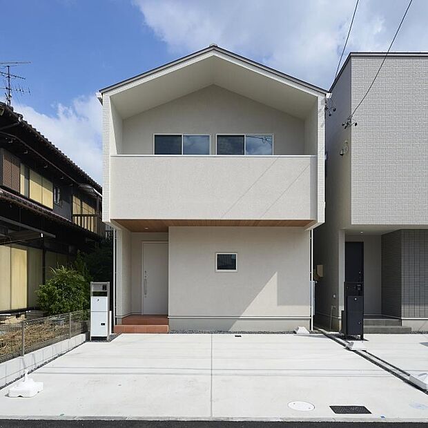 【B棟】玄関ポーチの軒裏にはオリジナルの木の外壁材を採用。