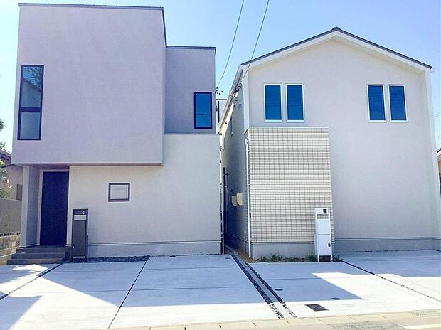 外壁には天然木・タイル・塗り壁などの本物素材を使用。街並みの統一感と、各棟の個性を演出しています。