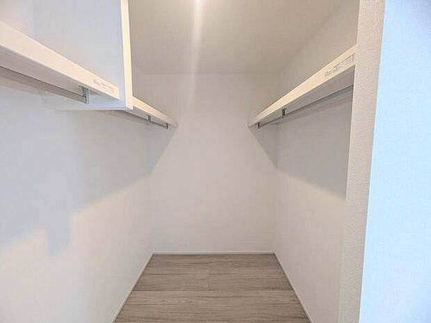 【収納】衣類からスーツケースまで収納できる大型収納。余計な収納家具を置く必要がなく、室内はいつもスッキリです。