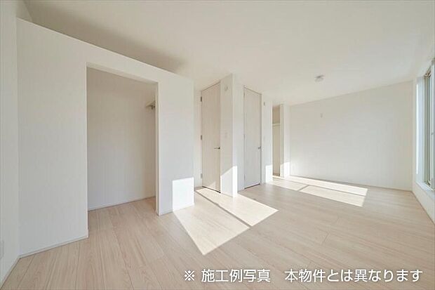 【主寝室イメージ(施工例写真)】間仕切り次第で1部屋から2部屋に変更可能な仕様です。お子様の成長やライフスタイルの変化に合わせ、柔軟にお部屋の数を変えられます。