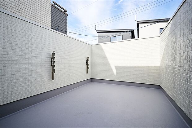 【ルーフバルコニー】ルーフバルコニーは家族だけの屋外プライベートスペース。洗濯物を干すだけでなく、趣味のスペースとしてもお使いいただけます。