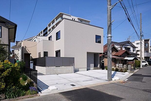 【現地外観写真】駅近徒歩4分に佇む全2棟。長期優良住宅×ZEH仕様が叶える、安心と快適を纏う洗練された外観。
現地（2026年4月）撮影