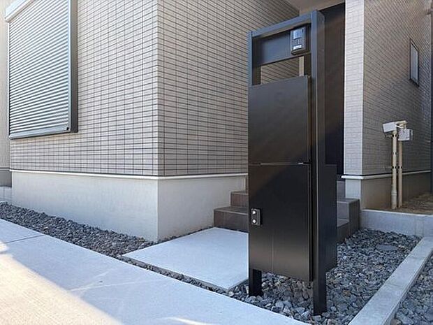 【宅配ボックス】共働きのご家族や休日のお出かけ時にもお荷物が受け取れる宅配ボックス。盗難や損傷から荷物を守ります。荷物が外部に露出することなく、安全に受け取ることができます。長期間留守にする場合でも、郵便物や小包を安