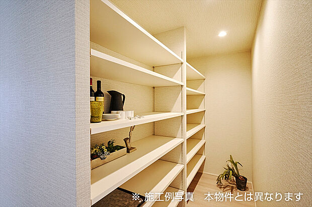 【パントリー】調理器具や食品の保管ができるパントリー。コンセント付きのため、セカンド冷凍庫の置き場としても重宝します。（施工例写真）

