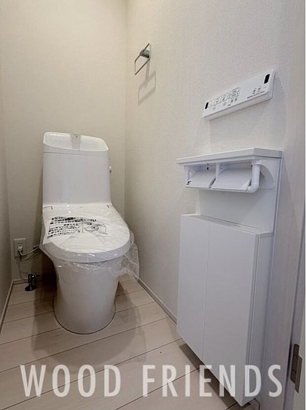 【トイレ】トイレは節水タイプ。タンク一体型のフチレス形状でお掃除もラクラク。
