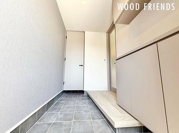 【【玄関イメージ】】収納力の高い下足箱を設置し、いつでもきれいな玄関で生活できます。