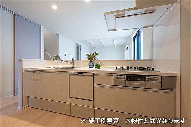 【同形状・同仕様写真(キッチン）】カウンターキッチンは、空間に広がりと一体感をもたらす上質なデザイン。料理をしながら家族と自然に会話が生まれ、配膳や片付けもスマートで機能美あふれるキッチンです。（B棟）同形状・同仕様