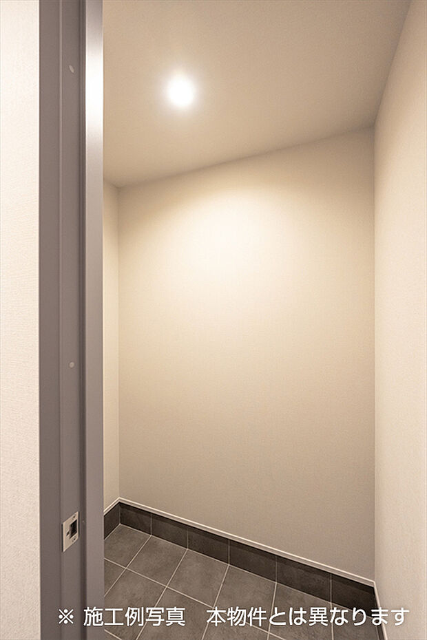 【玄関クローク】玄関と土間続きのクロークは、アウトドア用品など屋外で使うものの収納に便利です。散らかりがちな玄関をすっきりと保ちます。（施工例写真）
