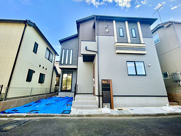 【外観】　ツートンカラーと縦長窓がアクセントとなった、落ち着いた印象の外観です。片流れ屋根の形状が全体をすっきりと見せています。