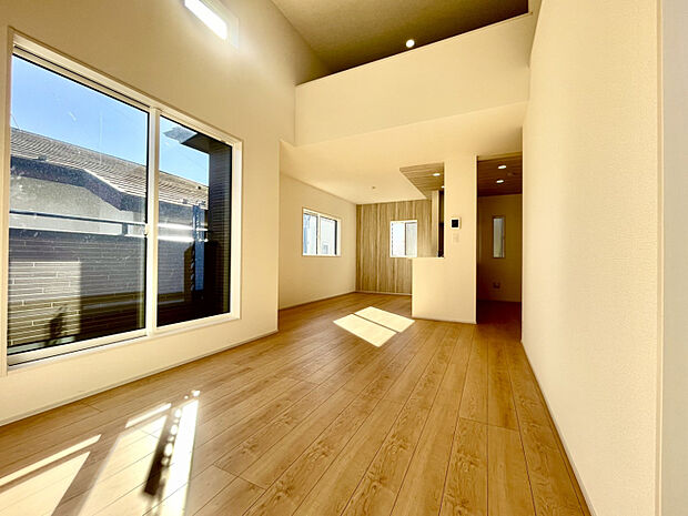 【LDK】　吹抜けが開放感を生み出すリビング空間。南面採光で明るく、家族が自然と集まる心地よい住まいです。