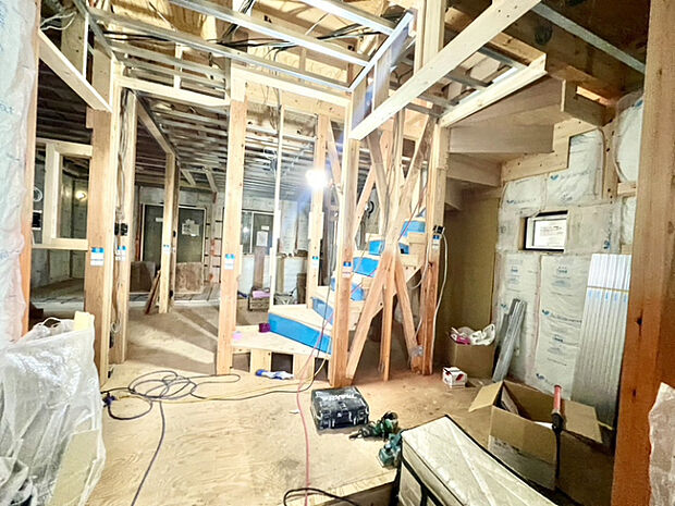 室内の施工状況　断熱材の施工や配線工事が進行中です。骨組みの状態がわかるタイミングで、丁寧な施工工程を確認できる貴重な段階です。