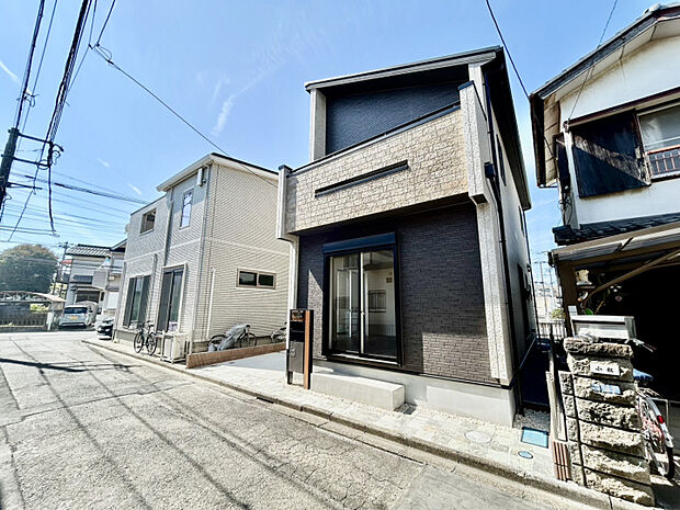 【外観】　★落ち着いた住宅街に調和するシンプルな外観設計