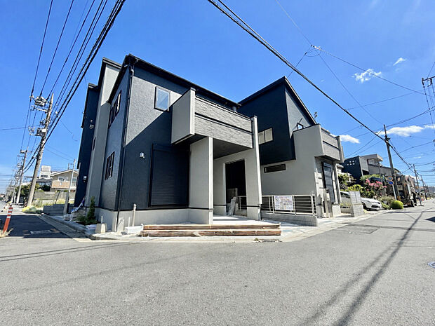 「角地に映える堂々とした外観」　二方向から建物を望める角地ならではの開放感。モノトーンの外壁と立体的なフォルムが存在感を放ちます♪