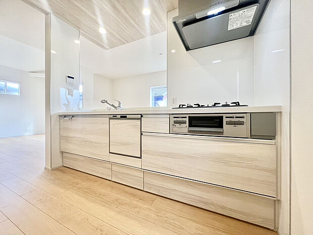 【【キッチン】】白を基調とした清潔感あるキッチン。広々ワークトップで調理も快適、食洗機付きで毎日の家事をサポートします。