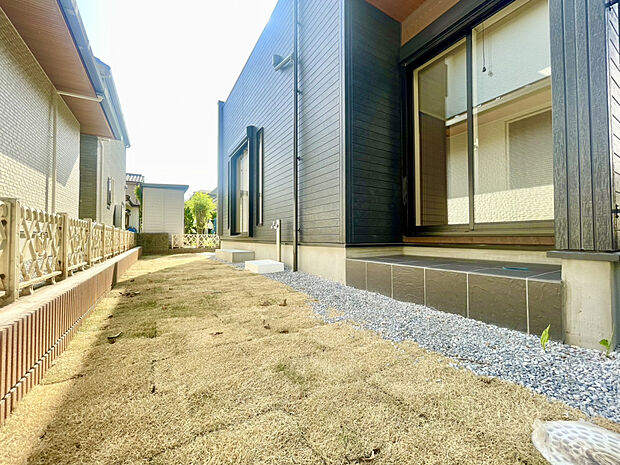 【「プライベート感のある庭空間」】道路からの視線を感じにくい落ち着いた配置設計お子様の遊び場やガーデニングにも活躍します♪