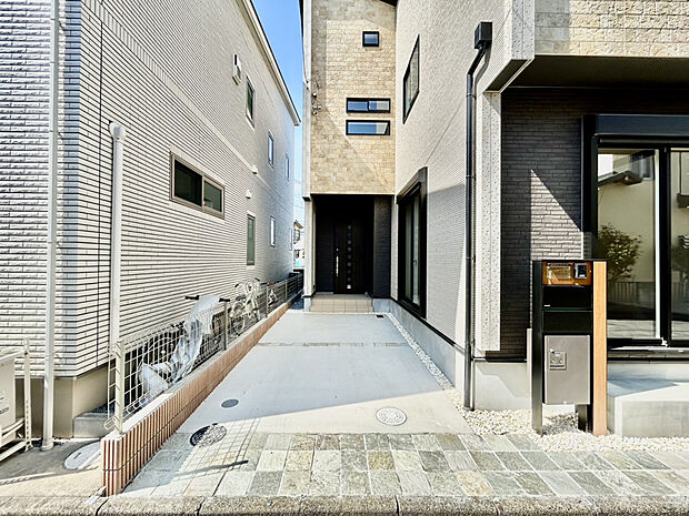 【【カースペース】】♪玄関までゆとりあるアプローチで毎日の出入りも快適