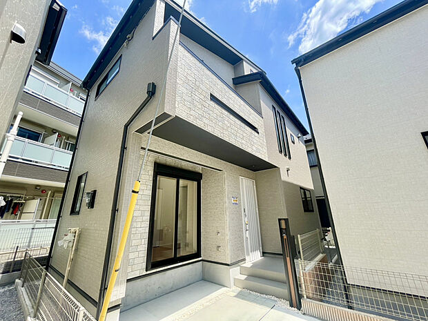 【【3号棟】外観(1)】「モノトーンで魅せるスタイリッシュな外観」ホワイトを基調にブラックのラインを効かせた、存在感のある外観デザイン。