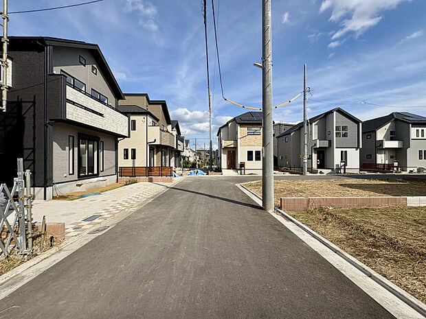 【前面道路含む現地写真】　分譲地内は幅員約5.0m～約6.0mの道路を新設。アスファルト舗装済みのため、徒歩や自転車、ベビーカーを押しての移動もスムーズです。