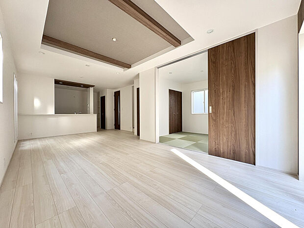 【4号棟/LDK（20.0帖）】　明るく開放感のあるLDKは、広々20.0帖◎隣接する和室と一体利用も可能です。リビング上部は折上天井を施し、空間にメリハリを演出しました。