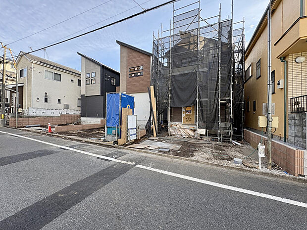 【現地写真】　全3家族の新築デザイン住宅が誕生します。東京中心部まで交通アクセス良好な、JR武蔵野線「新小平」駅、西武鉄道多摩湖線「一橋学園」駅まで徒歩11分の立地です。